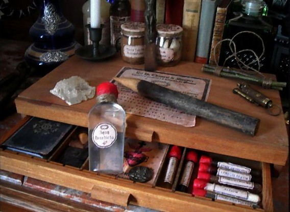 real_vintage_vampire_killing_kits_640_03_e0