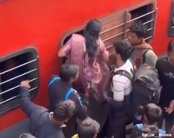相変わらず激混みなんだぜ。インドの列車に窓から乗り込む女性たち