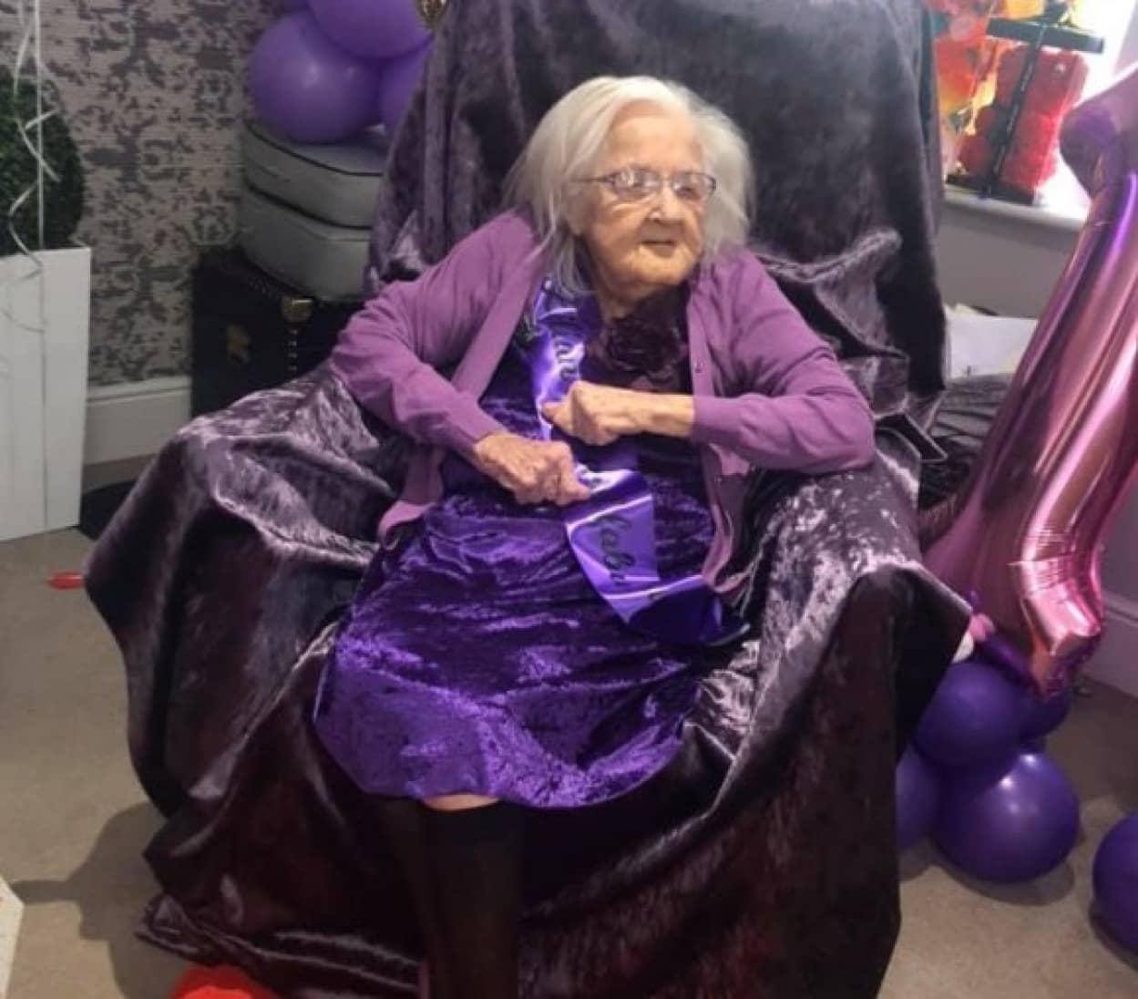 孤独なおばあさんの100歳の誕生日に世界中からプレゼントとメッセージ
