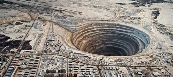 地球に開いた巨大な穴 世界最大級のダイヤモンド採掘穴 ロシア ミール鉱山 カラパイア
