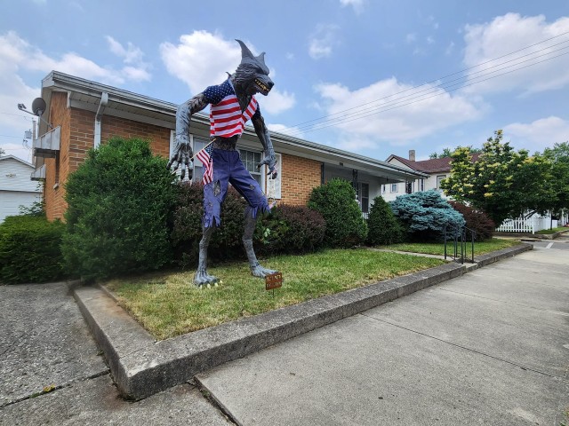 家の前に飾った巨大な狼男像を撤去したくない女性、苦情がきても受け付けず