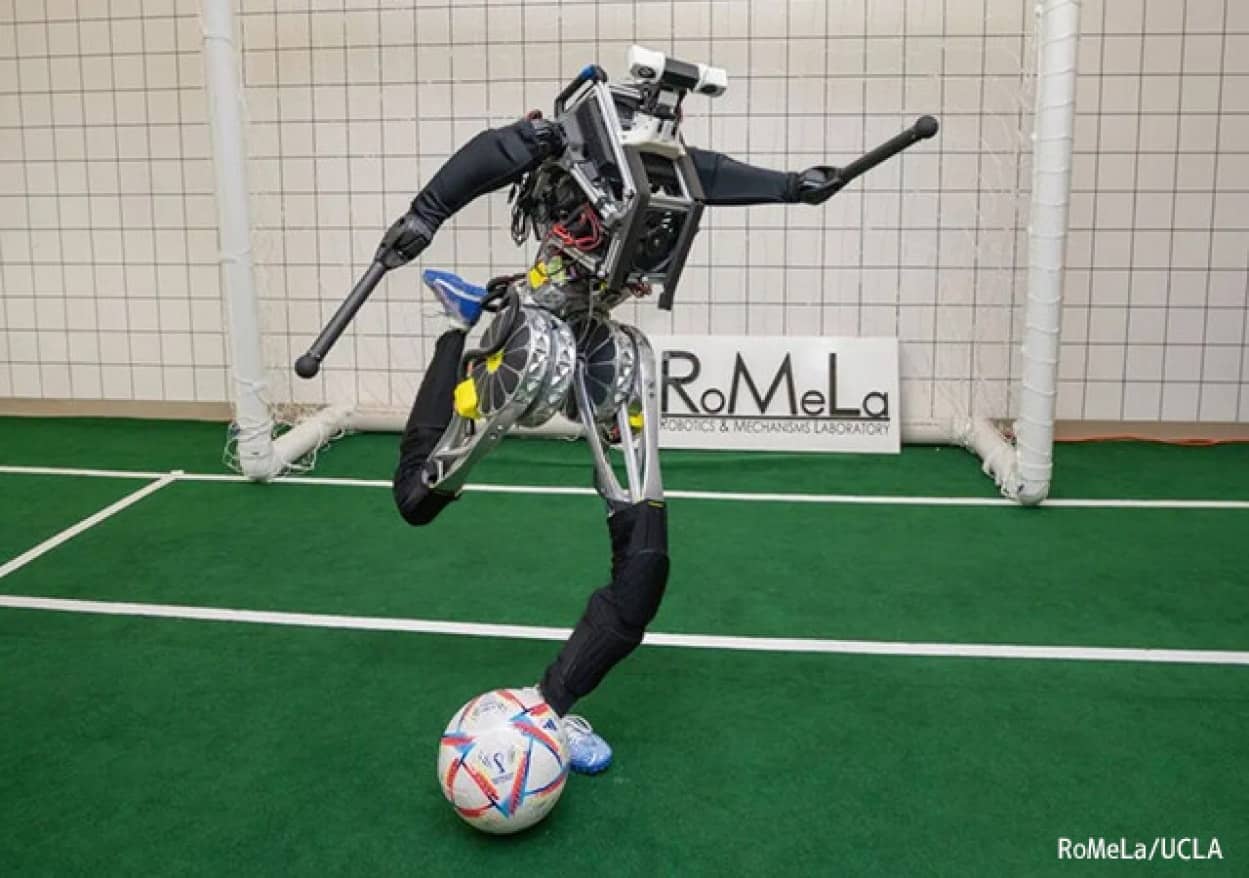 人型ロボットアルテミスがサッカーをプレイ