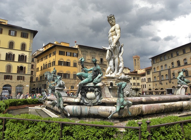イタリアの有名なネプチューンの噴水像によじ登り、破損させた観光客に多額の罰金