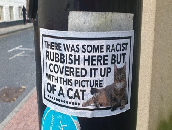 差別的なメッセージは猫で封印にゃ。猫のステッカーで差別を覆うムーブメントが世界各地で発生中