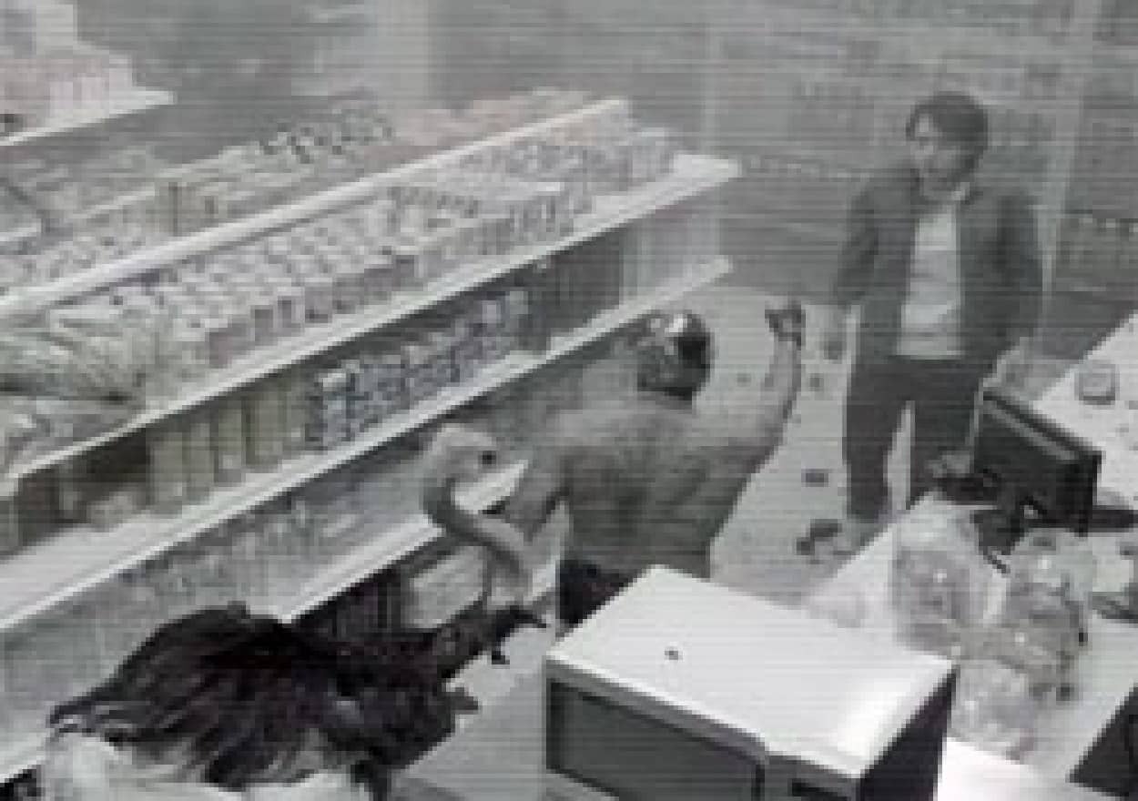 スーパーマーケットを襲撃した覆面レスラーとダチョウ軍団をとらえた謎の監視カメラ映像 メキシコ カラパイア