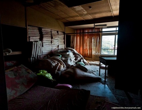 an_abandoned_hotel_in_japan_640_37