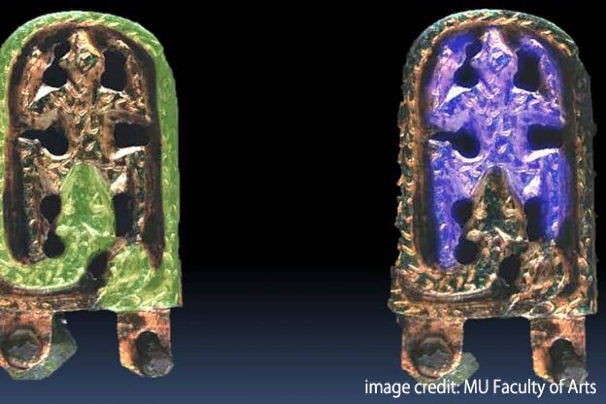 未知の異教信仰に関連する青銅製のベルトバックルをチェコで発見