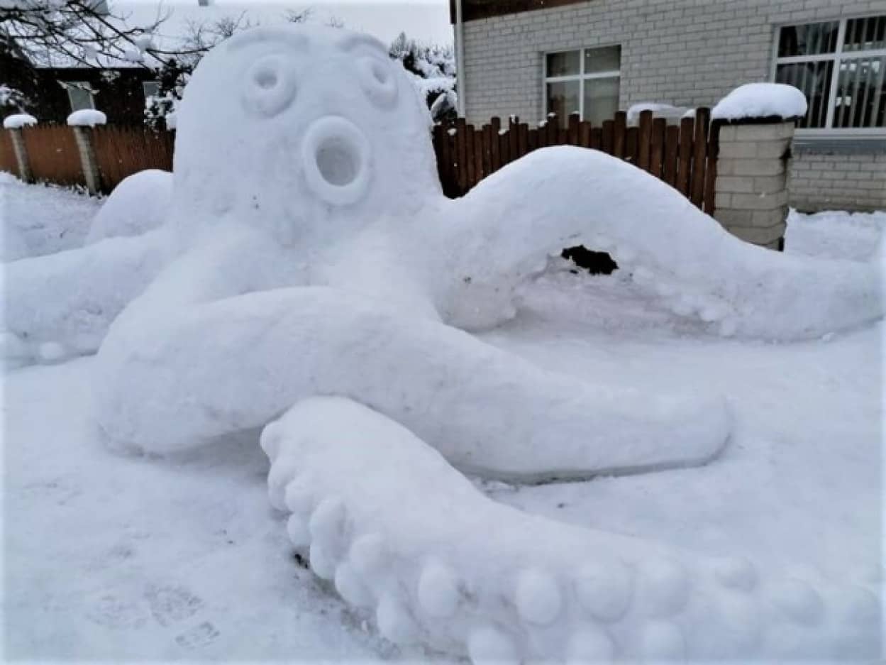 リトアニアに出没した雪の彫刻物