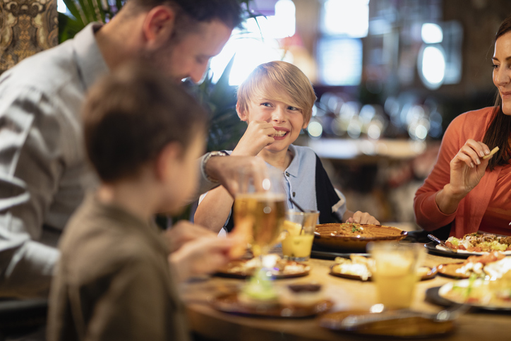 子供の躾がなってない親に追加料金を請求するアメリカのレストランに賛否両論