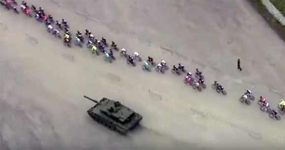 牧歌的 なのか 自転車レース中に戦車が参戦 ノルウェー カラパイア 牧歌的 なのか 自転車レース中に戦車が参戦 ノルウェー カラパイア
