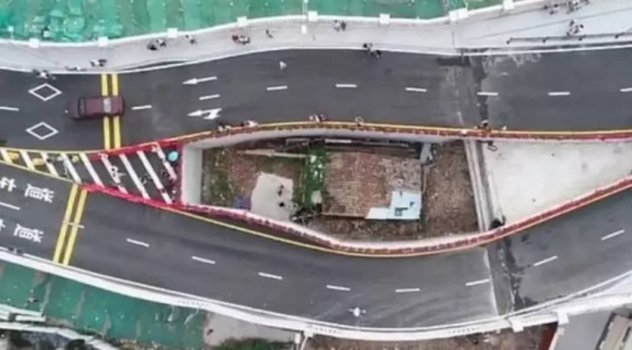 高架道路の中央には民家