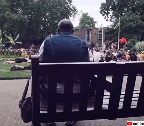 男性が歌うボン・ジョヴィが、その時公園にいた人々の心を一つにした