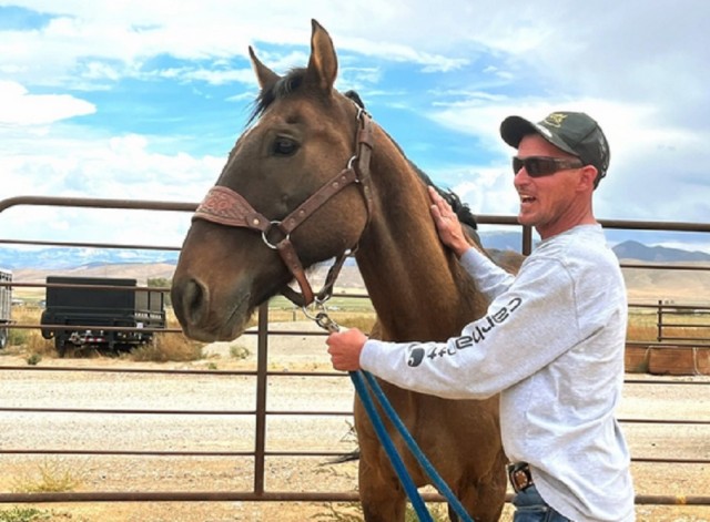 野生馬の群れと共に去っていった飼い馬と8年後、奇跡の再会を果たした男性