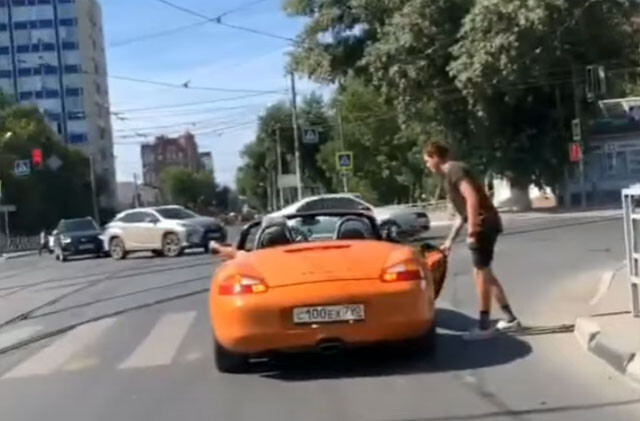 横断歩道に停止していたオープンカーに対し歩行者がとった行動は ウクライナ カラパイア