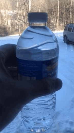 振るだけでペットボトルの水が急速に凍る スナップフリーズ 瞬間冷凍 をとらえた映像 カラパイア
