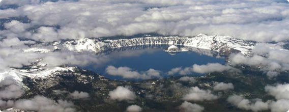 アメリカで一番深い湖 クレーターレイク にぽつんと浮かぶ樹齢100年以上の木の切り株 カラパイア