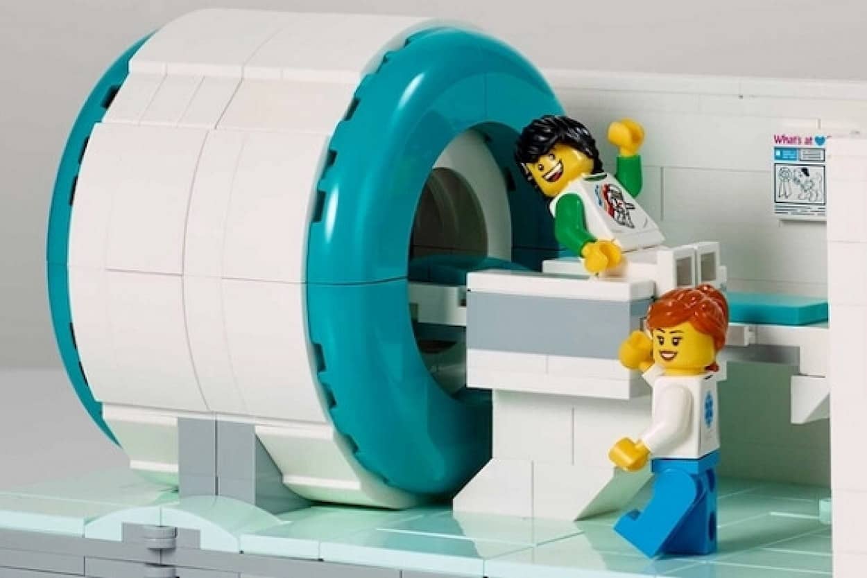 レゴブロックが病院用にMRIのキットを進呈