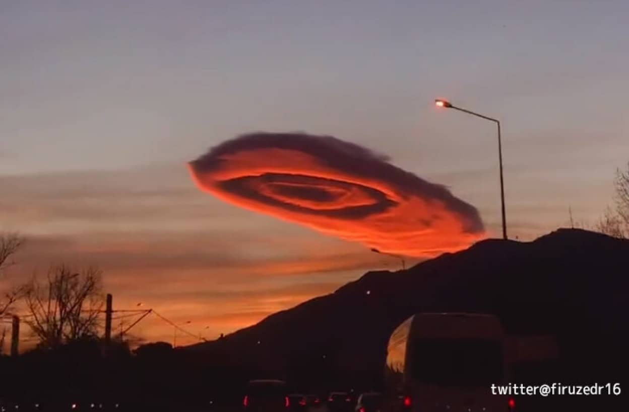 トルコ上空に出現した赤く染まったUFOのようなレンズ雲