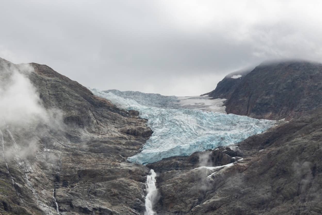 スイス、アルプスの氷河が融け、40年間行方不明だった登山者の遺体を発見
