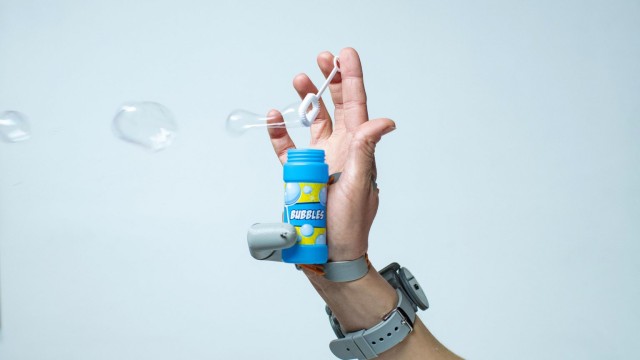 もし指が6本あったら脳は手の認識をどのように変化させるのか ロボットの指 第三の親指 を付けて実験 カラパイア