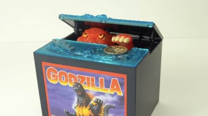 お金を入れるとサウンドが鳴り響き 光るゴジラが手を出す貯金箱 バーニングゴジラバンク が販売中 カラパイア