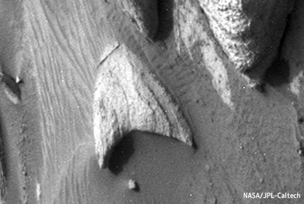スタートレックの宇宙艦隊の記章そっくりの岩を火星で発見