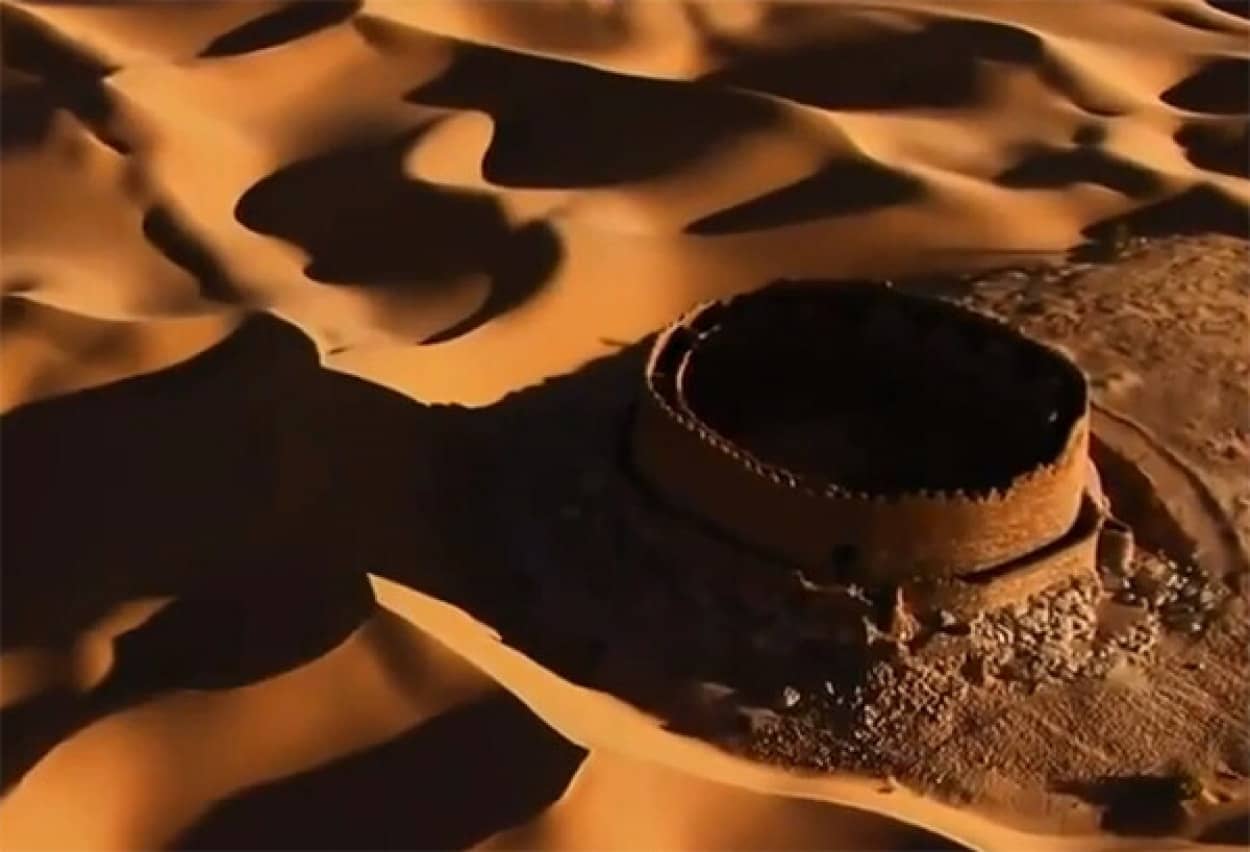 砂漠の真ん中に立つ謎の遺物