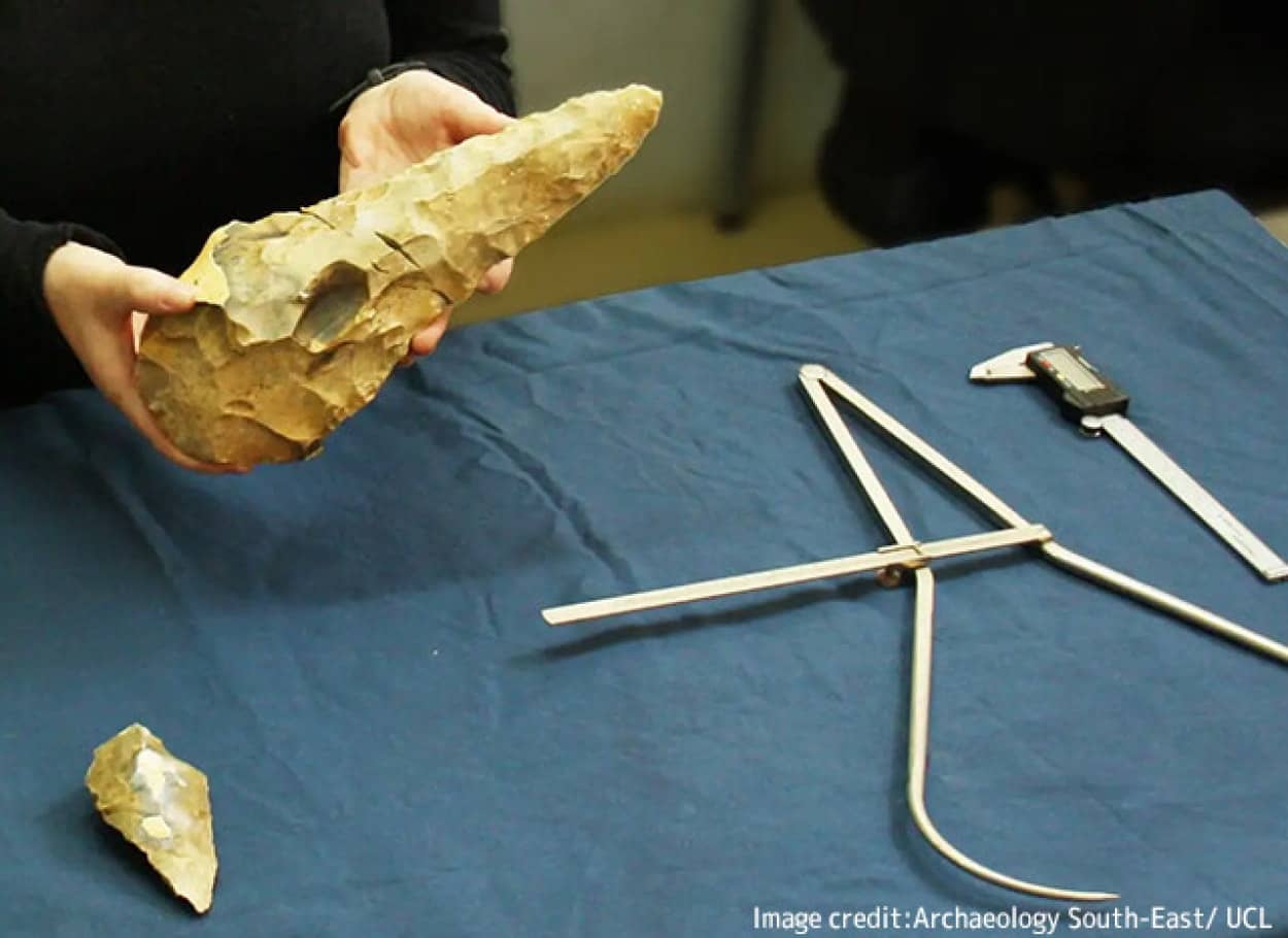 イギリスにある氷河期の遺跡から謎の巨大な手斧が発見される