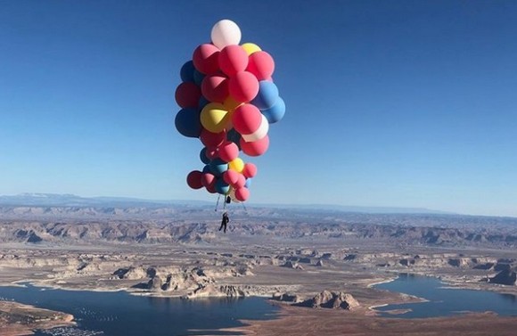 21世紀の風船おじさん。奇術師デビット・ブレインが風船で上空7600メートル飛行にチャレンジ（アメリカ）