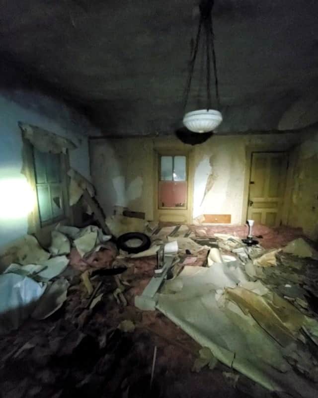 購入した家の屋根裏に隠されていたのは まるごと1軒 の荒れ果てた家だった カラパイア