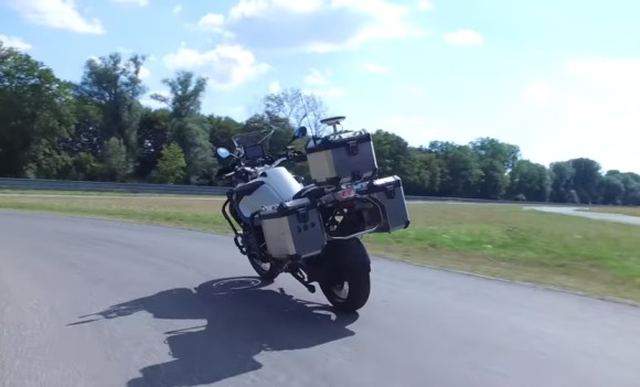 無人バイクが道路走っとる Bmwが公開した自動運転バイクが凄い カラパイア