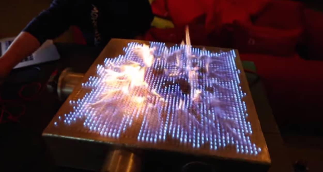 音楽に合わせて鉄板の上の炎が激しく踊る 音響波パイロボード ルーベンズ チューブ カラパイア