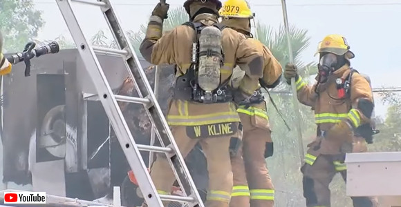 非番の消防士 火災現場から犬を救う アメリカ カラパイア
