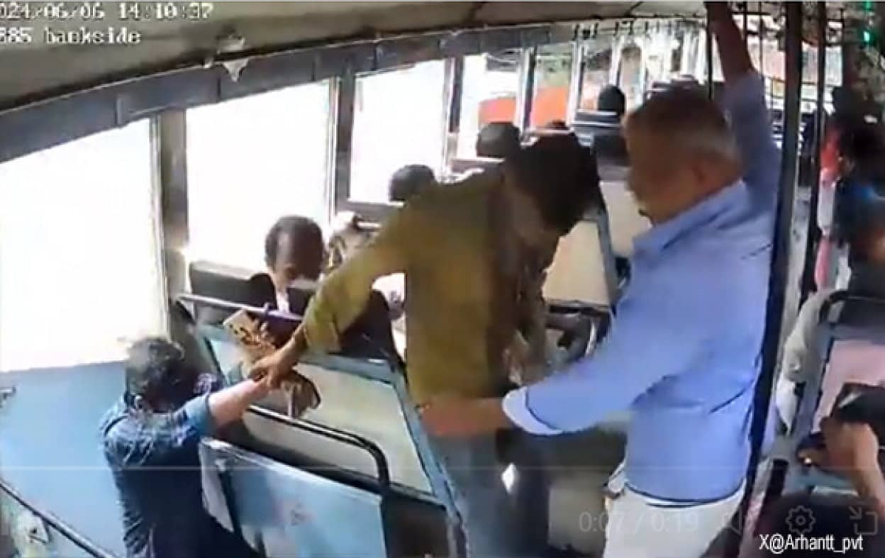ノールックでバスから転落しそうになった乗客を救う車掌