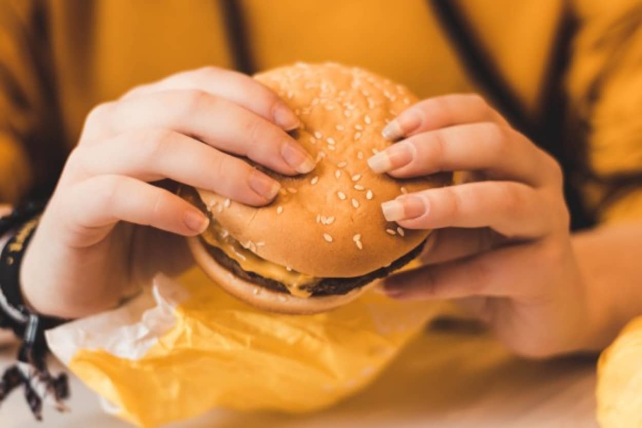 断食を失敗したのはマクドナルドの空腹を刺激する広告のせい。ロシア人女性がマクドナルドを訴える