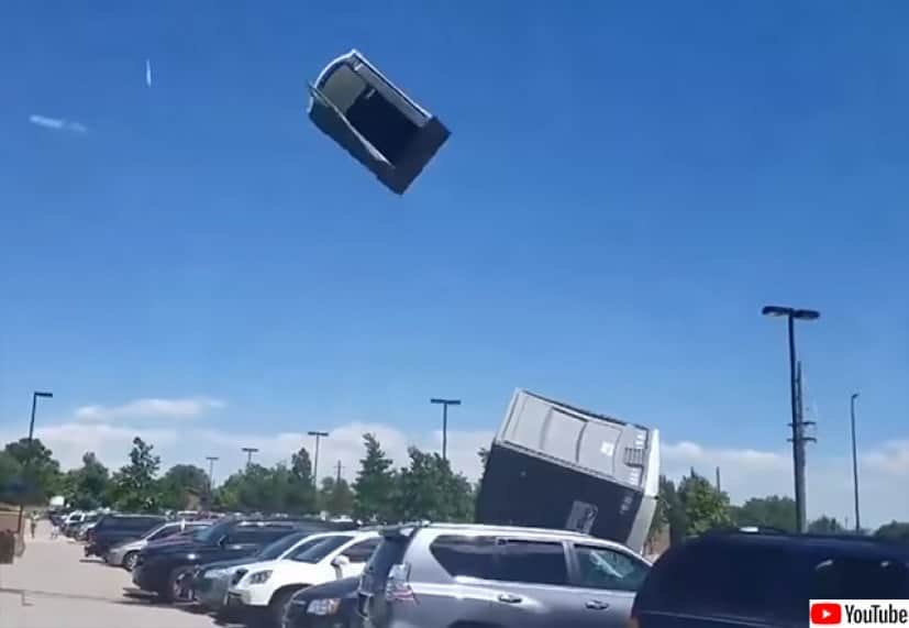 トイレが空を飛ぶだと 強風にあおられ空高く舞い上がった仮設トイレ カラパイア