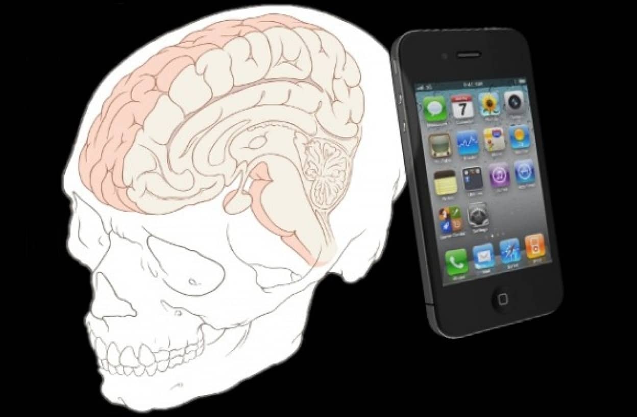 なんと90 の人が経験している スマホや携帯が震えていないのに振動したと感じる 幻想振動症候群 が急増中 カラパイア