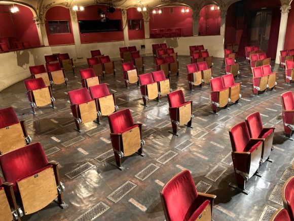コロナとともに生きる時代。ドイツの劇場の座席が7割撤去、驚きのビフォア・アフター