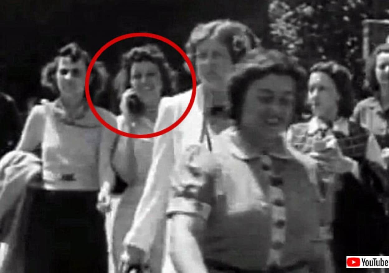 タイムトラベラー?携帯電話で話す1938年の女性