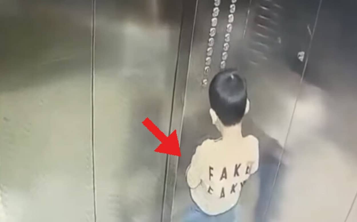 おしっこを我慢できなかった少年がエレベーターで立ちション、突然発火！