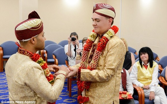 イギリスで初となる、イスラム教徒の同性結婚挙げる。幸せなカップルにつきまとう“死の恐怖”に戦慄