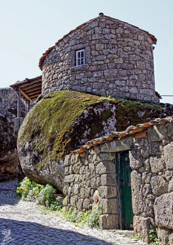 a_beautiful_village_on_the_rocks_640_high_02