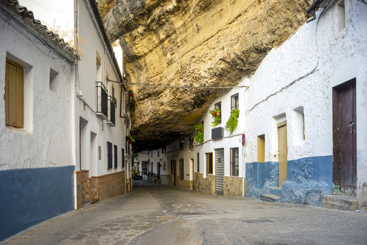巨岩の下に作られた圧巻の村。スペイン「セテニル」