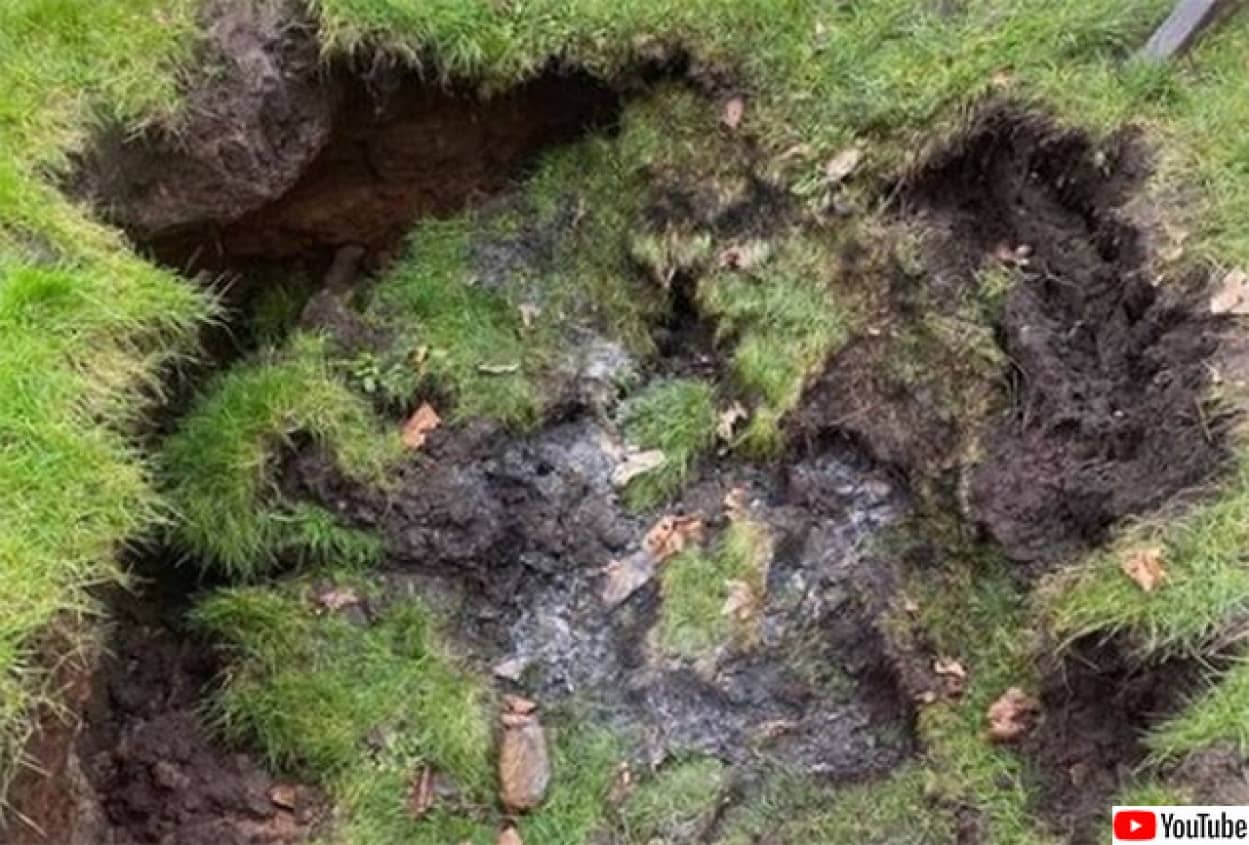 巨大墓地、ネクロポリスの跡地に陥没穴が出現