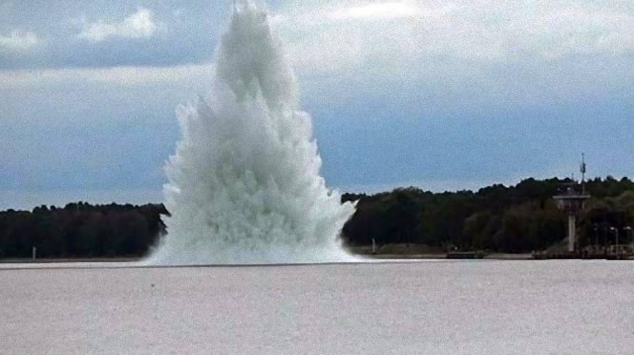 2.4トン級の不発弾を水中で爆破処理