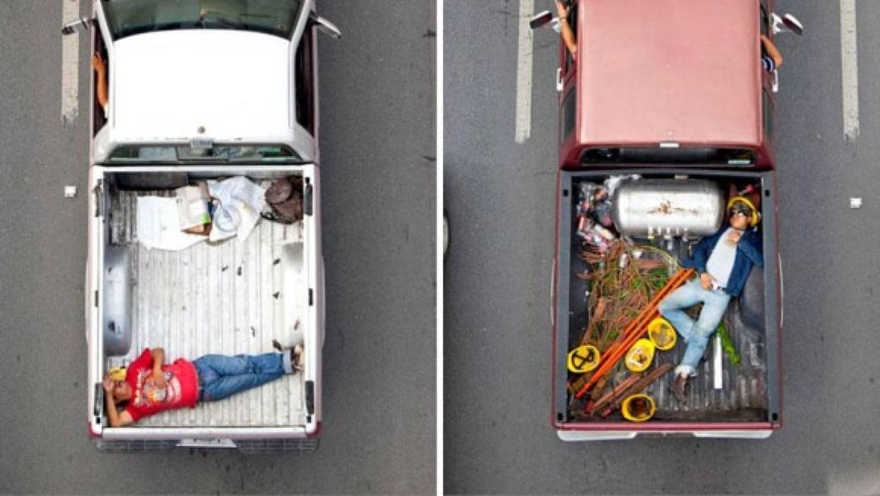 メキシコのピックアップトラックの荷台には作業者で溢れていた カラパイア