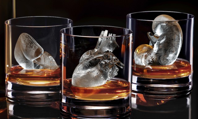 臓器の形をした氷がお酒の中で溶けていく。過度のアルコール摂取に警告を促す中国のキャンペーン