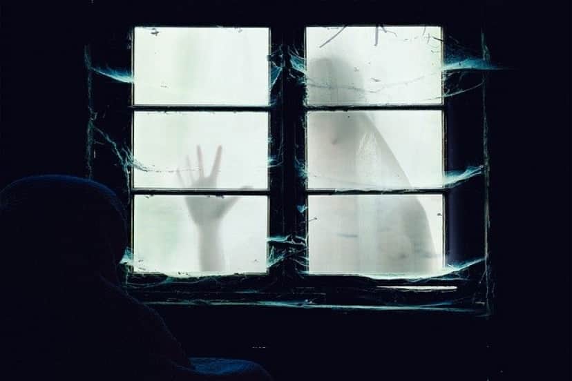 window-5654339_640