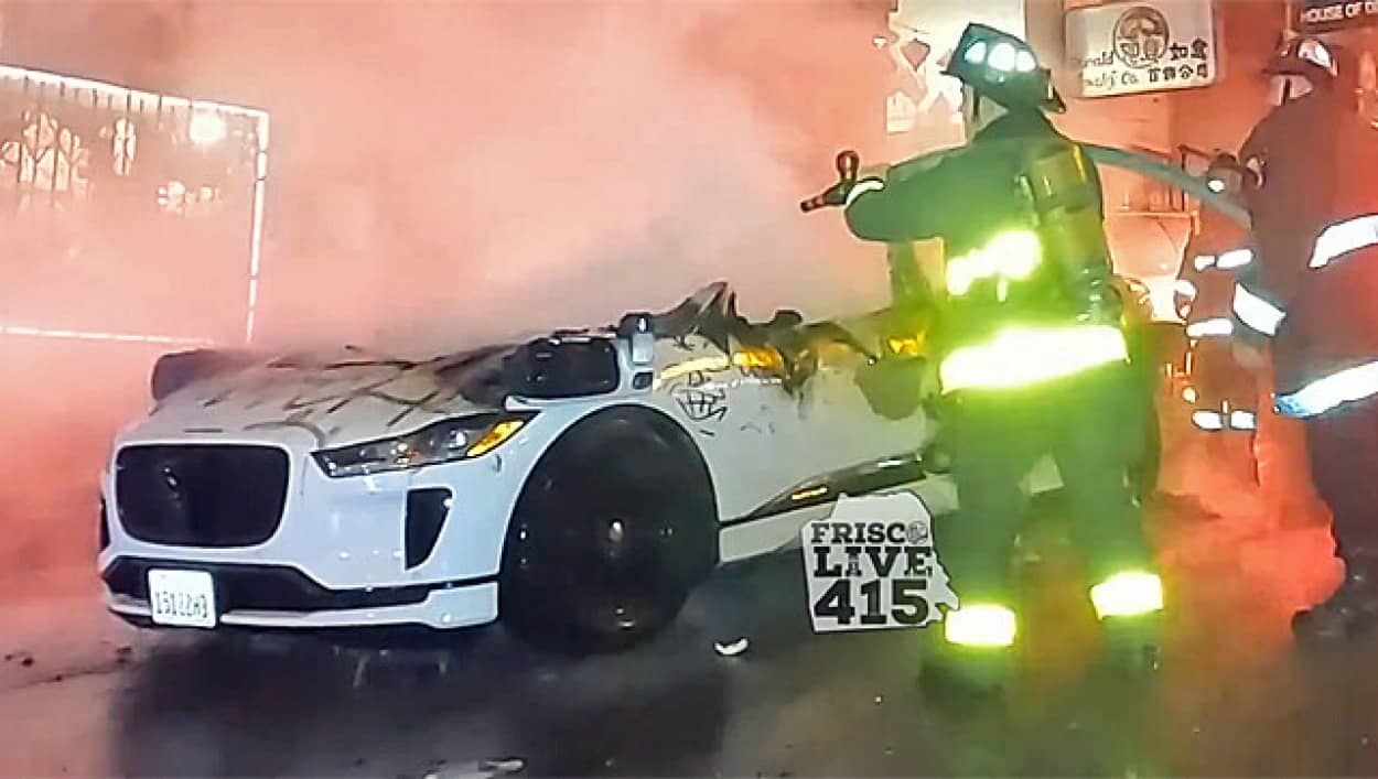アメリカ群衆がロボットタクシーを破壊し火をつける事件