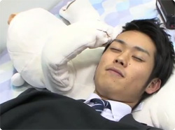 動画 息が止まってたらやさしく顔を叩いてくれる 睡眠時無呼吸症候群を改善する枕型クマロボット じゅくすい君 がかわいすぎる カラパイア